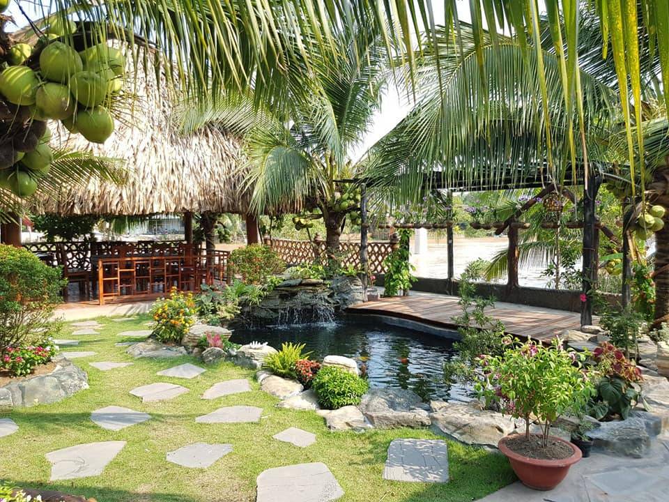 CocoHome Built from 4000 Coconut Trunks - hotel rooms