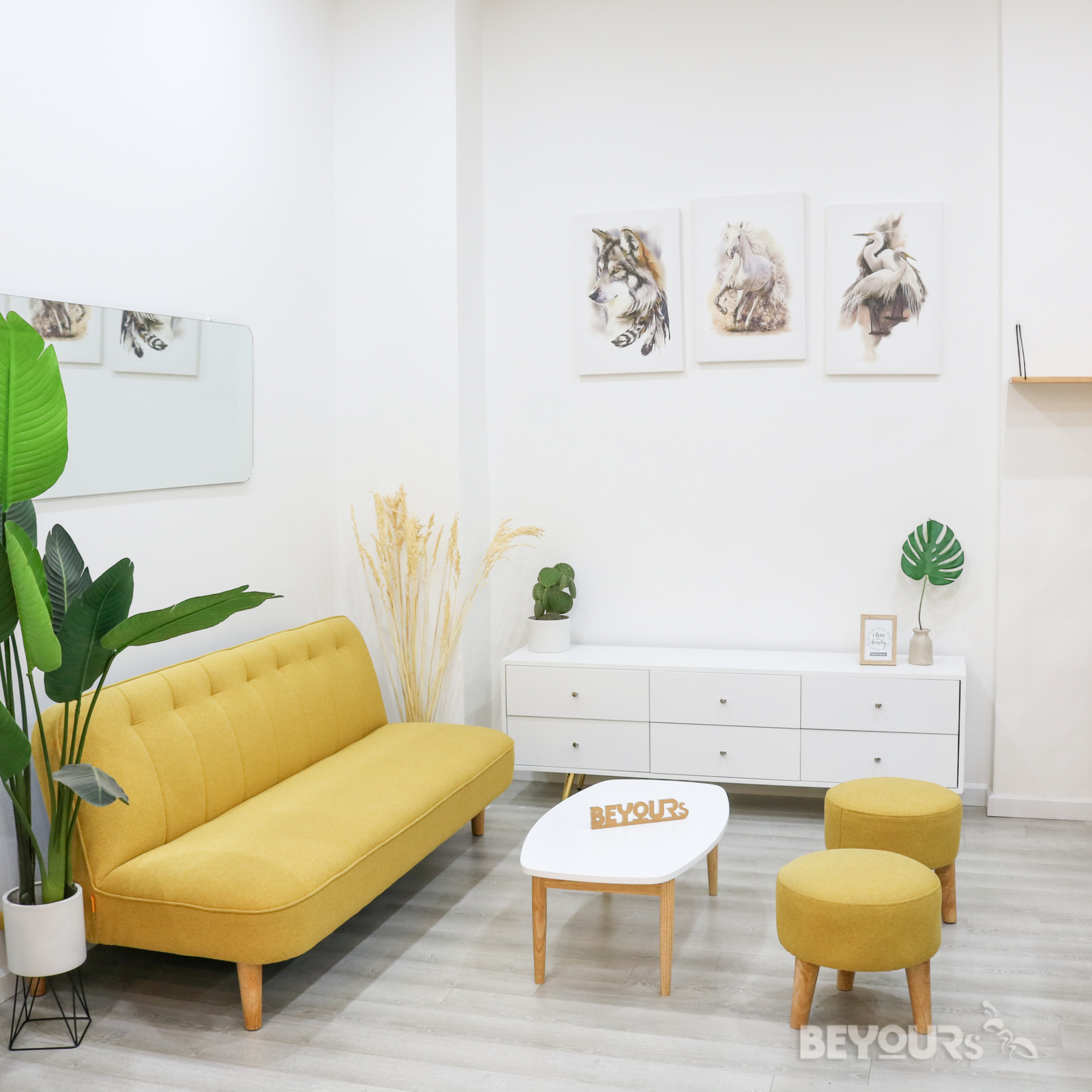 Với phòng khách nhỏ và phong cách nội thất tối giản, bạn có thể sử dụng những đồ nội thất cơ bản và chỉ giữ lại những đồ thiết yếu nhất. Màu sắc chủ đạo là màu trắng, đen và xám để tạo vẻ đẹp tối giản và thanh lịch cho không gian phòng khách nhỏ nhà bạn.