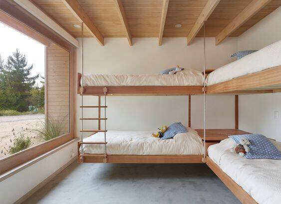 Phòng ngủ của bạn quá nhỏ nên bạn đang tìm kiếm một thiết kế giường ngủ 4 người để tiết kiệm không gian? Với thiết kế giường ngủ 4 người cho phòng ngủ nhỏ, bạn sẽ tiết kiệm được không gian mà vẫn đảm bảo sự tiện nghi và thoải mái cho bạn và gia đình.